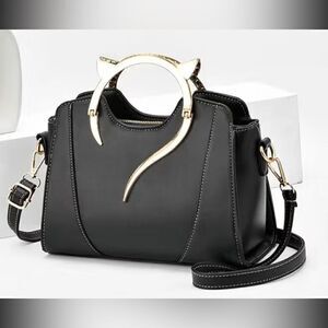 Super cute cat shape Handel pocketbook, can remove strap, a lot of room.